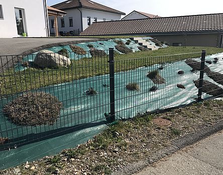 Jardins de pierre et de plastic, aux communes de jouer!